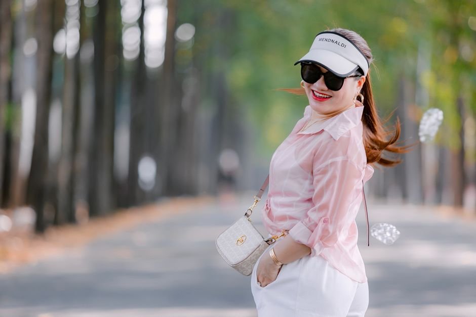 Accessories for white pants outfits including gold jewelry, leather handbag, and neutral heels