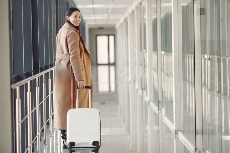 Airport Outfits: 10 Stylish Looks for Comfort and Effortless Travel