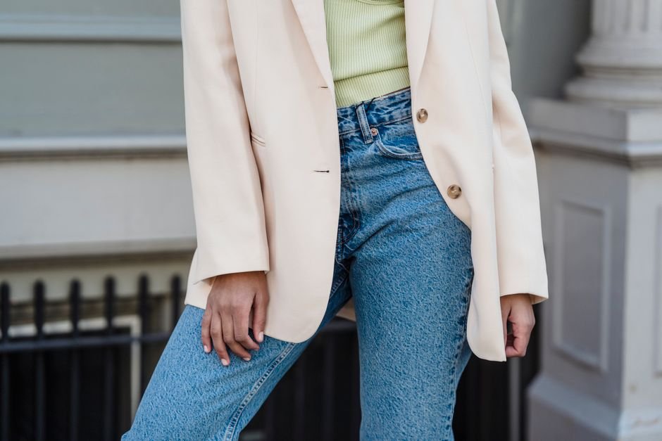 Blazer and jeans outfit featuring navy blazer, white tee, and high-waisted denim for casual chic style.