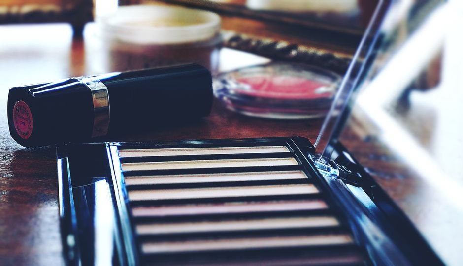 Close-up of fall makeup look with burgundy lipstick and sweater, perfect with burgundy fall outfits.