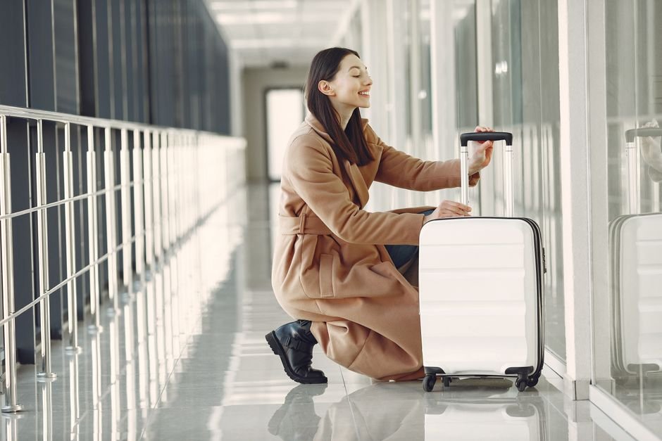 Business travel airport outfit with blazer, tailored pants, and comfortable flats for professional yet comfortable travel.