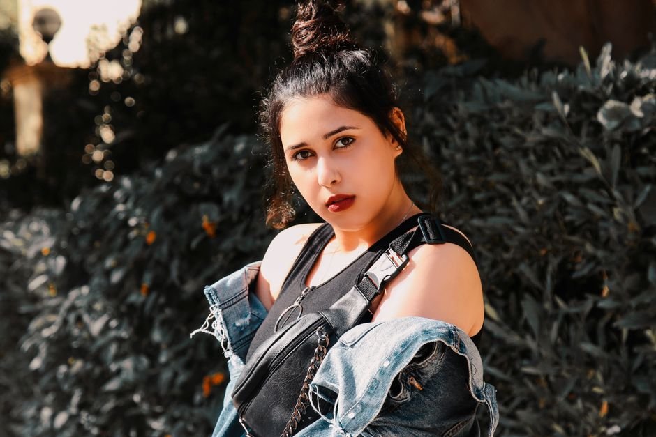 High-waisted jeans and crop top styling for curvy plus size baddie outfits