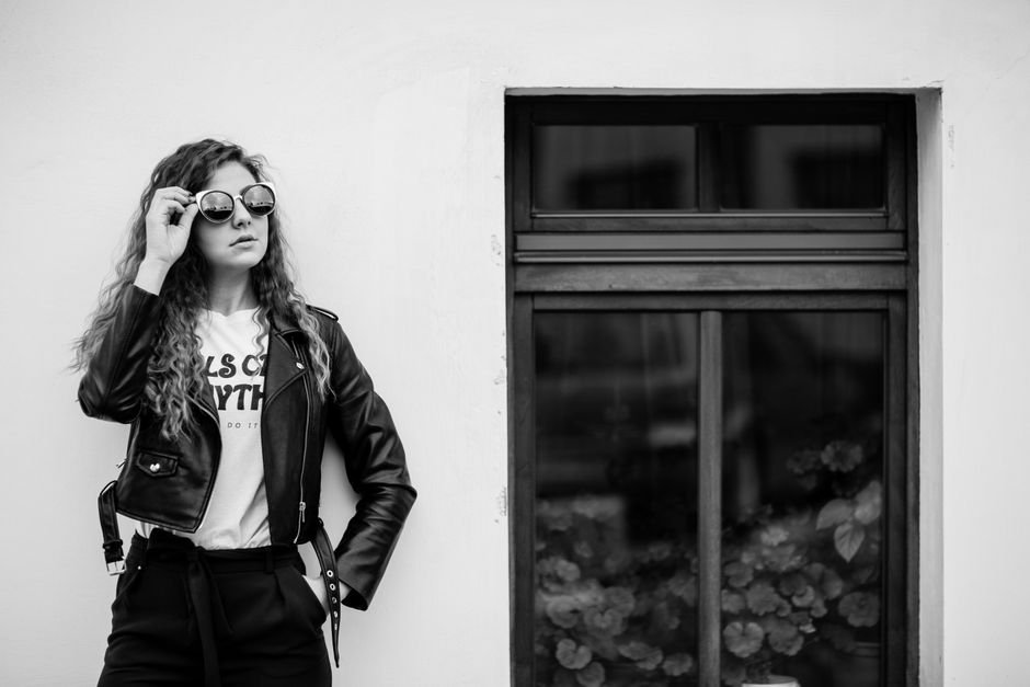 Fashion influencers wearing oversized and cinched-waist leather jackets, showcasing the top leather jacket outfit trends of 2025