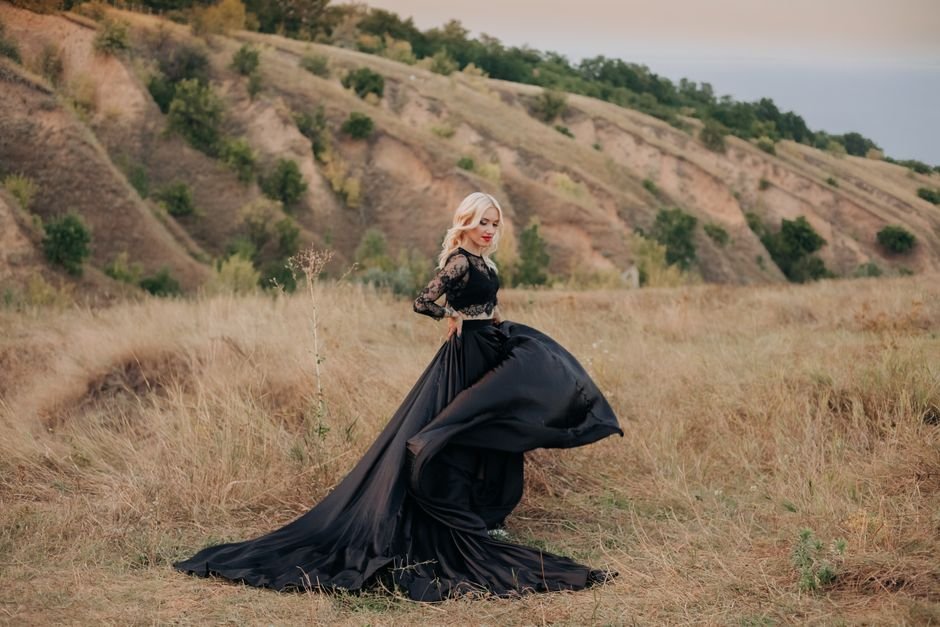Black Evening Dresses: The Ultimate Guide to Timeless Elegance and Sophisticated Style 2 Elegant black evening dresses in lace, satin, and beaded styles for versatile formal wear