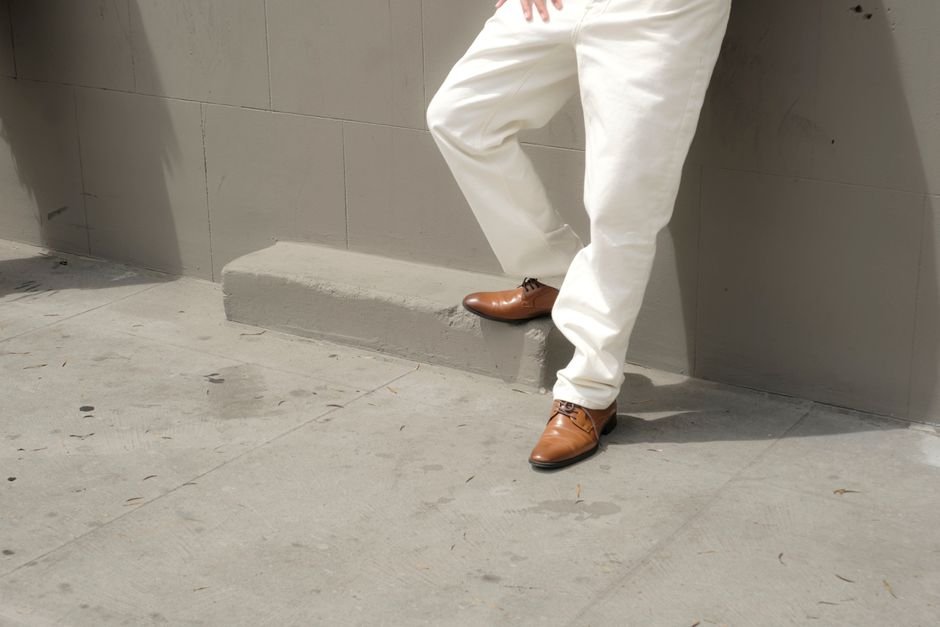 Versatile white pants outfits featuring wide-leg, skinny, and cropped pants with matching tops and accessories