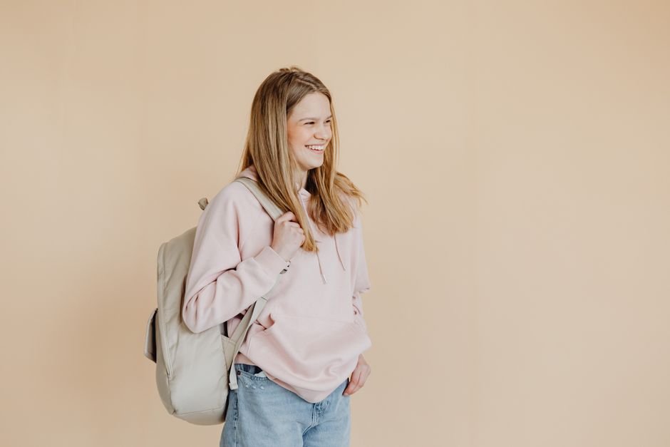 Mom ready for school drop-off in leggings and oversized sweatshirt quick and comfortable outfit mom outfit ideas for busy mornings