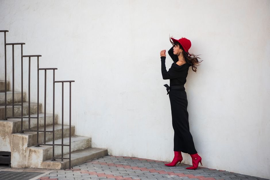 Seasonal styling of a black dress – summer look with straw hat and sandals, winter look with wool coat, scarf, and boots