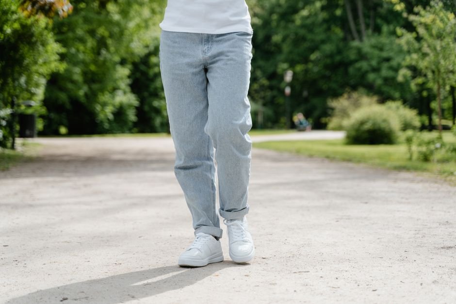 Three summer jeans outfit ideas for beach, concert, and date night
