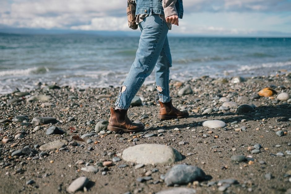 Mini Uggs outfit ideas paired with different denim styles including skinny, cropped, and wide-leg jeans.