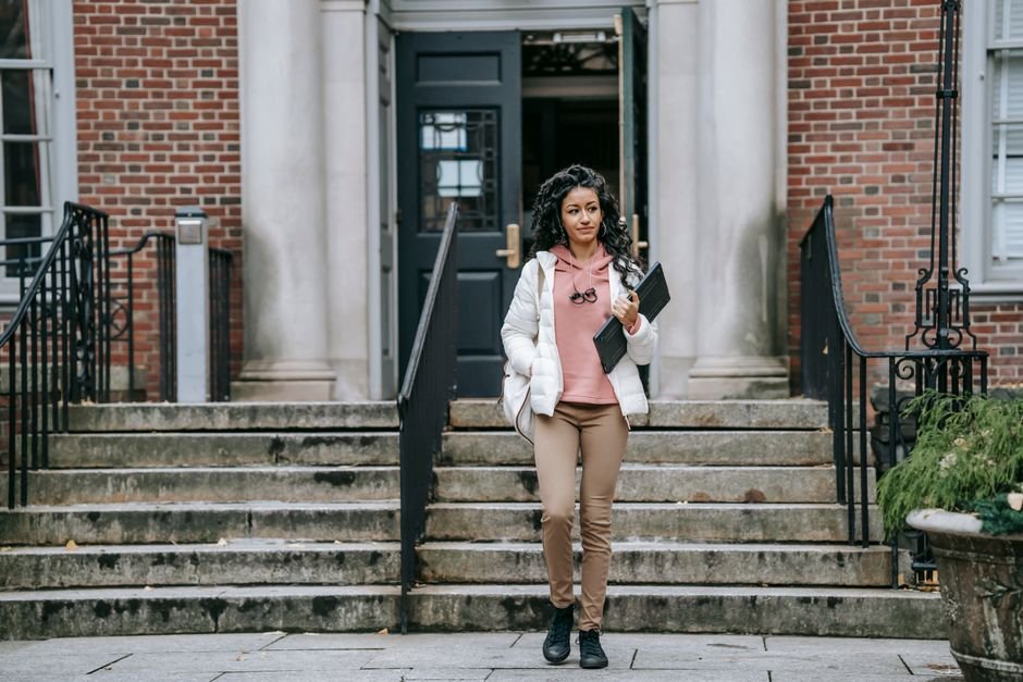Mini Uggs outfit ideas for different body types showing flattering styles for petite, curvy, and tall figures.