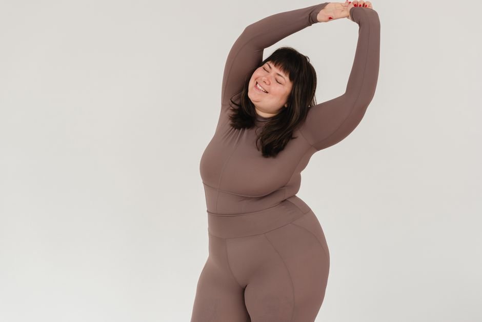 Plus Size Outfit Ideas for Summer: Style, Comfort & Confidence in the Heat 2 Before and after of plus size outfit ideas for summer showing discomfort vs confidence with breathable clothing