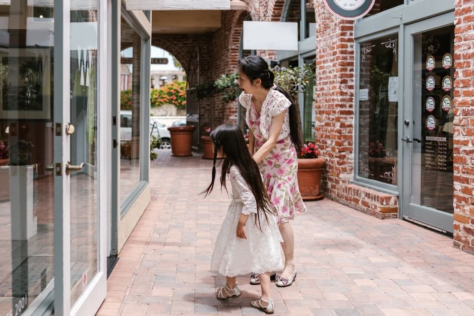 Mom enjoying weekend brunch in wide-leg jeans and floral blouse — casual yet elevated for mom outfit ideas