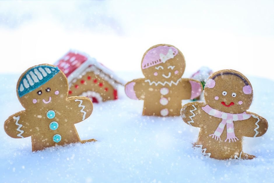 The best color combinations for gingerbread nails include warm browns, creamy whites, and festive accent colors