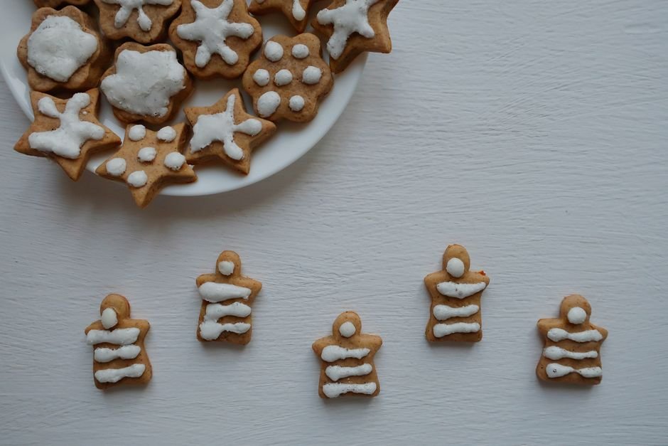 Discover the different styles of gingerbread nail art, including classic, abstract, and modern geometric designs