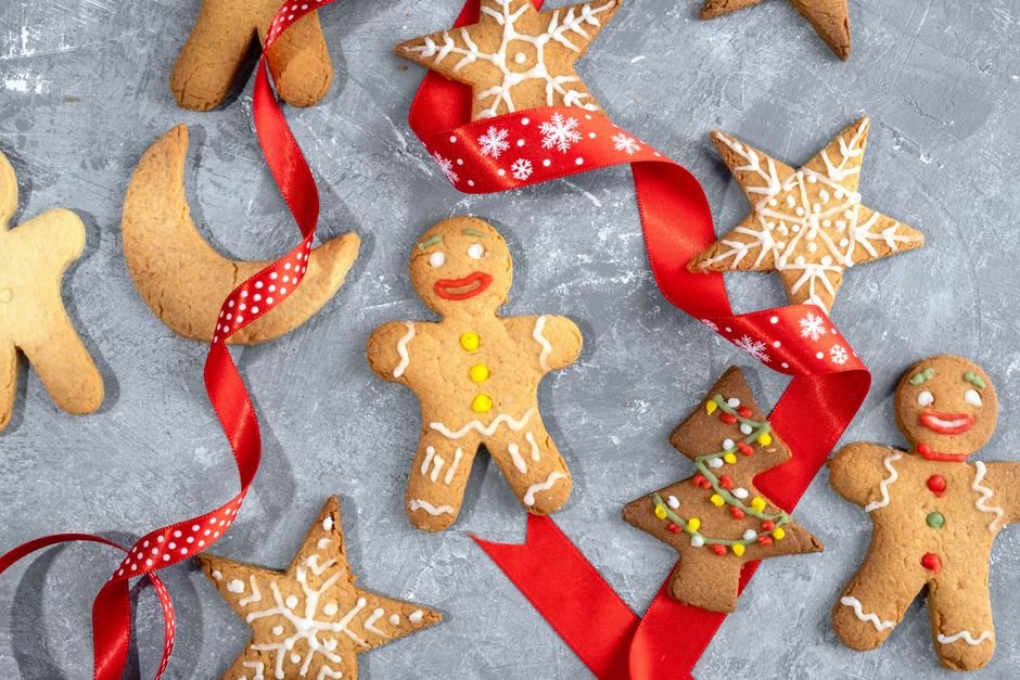 The most trending gingerbread nail designs for 2025 feature rhinestones, minimalist accents, and ombré effects.