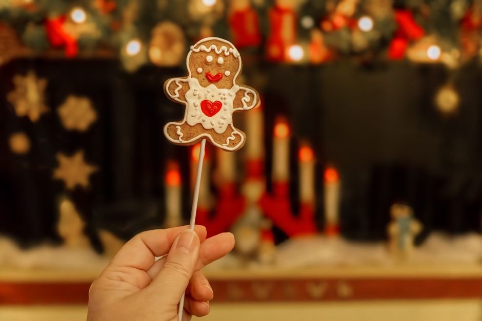 Easy 4-step DIY tutorial for creating beginner-friendly gingerbread nails at home