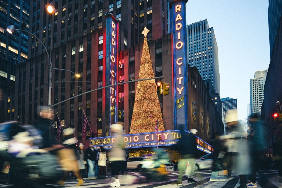 Christmas in New York Outfits: The Ultimate Style Guide for Holiday Magic 8 Christmas in New York Outfits