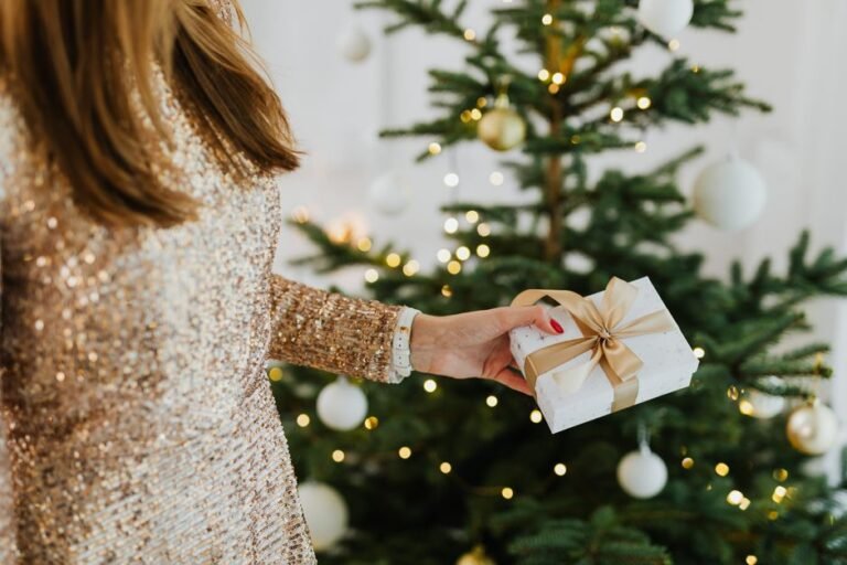 Gold Holiday Nails: 47+ Stunning Designs to Sparkle This Season