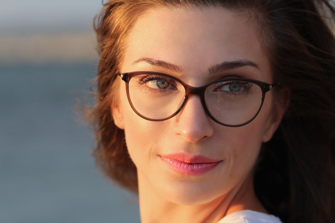 How to Choose a Hairstyle That Flatters Glasses and Your Face Shape