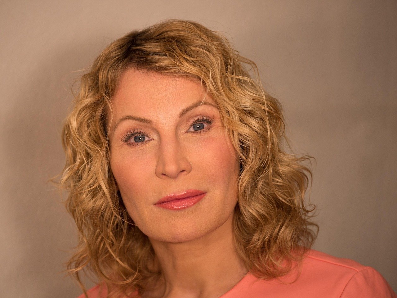 Curly Blonde Hair With Dark Roots