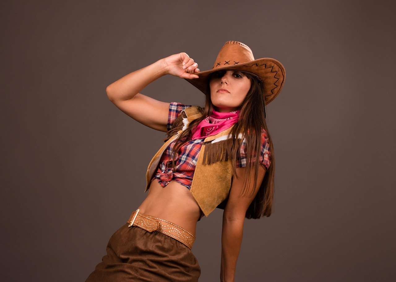 Half-up cowgirl waves