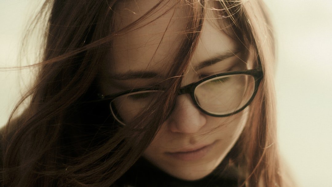 How to Tell If a Hairstyle Flattering Your Glasses 