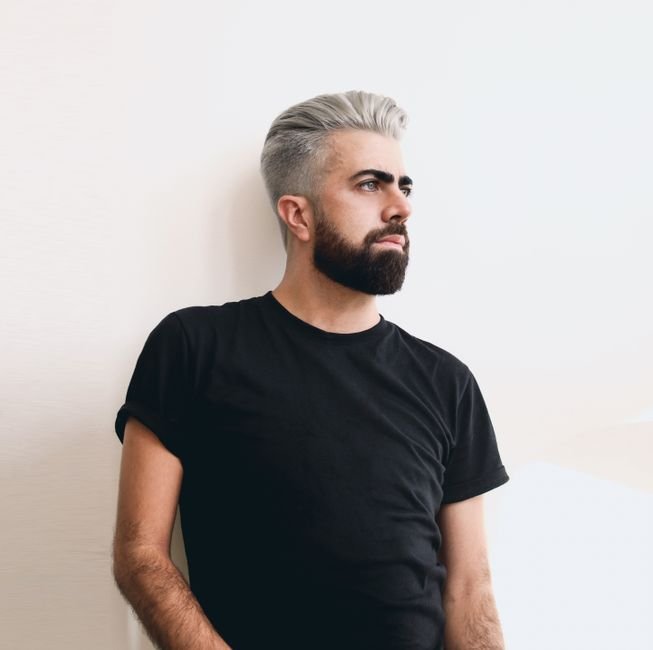Latest Trends in Grey Hair with Brown Highlights