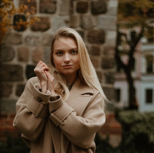 Seasonal dark blonde hair color ideas that adapt year-round